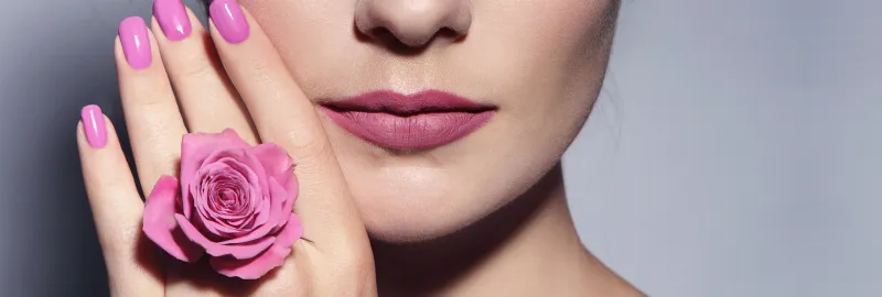 Cómo incorporar rosas fuertes en tu rutina de maquillaje