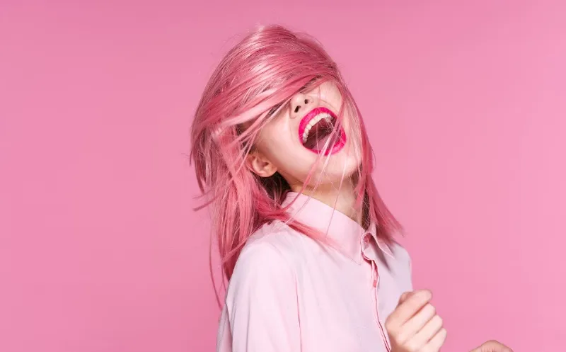 Rosa metálico: La tendencia de belleza que estará presente en todas las temporadas