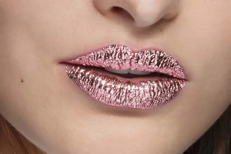 Brillante y elegante: Rosa metálico en tus labios