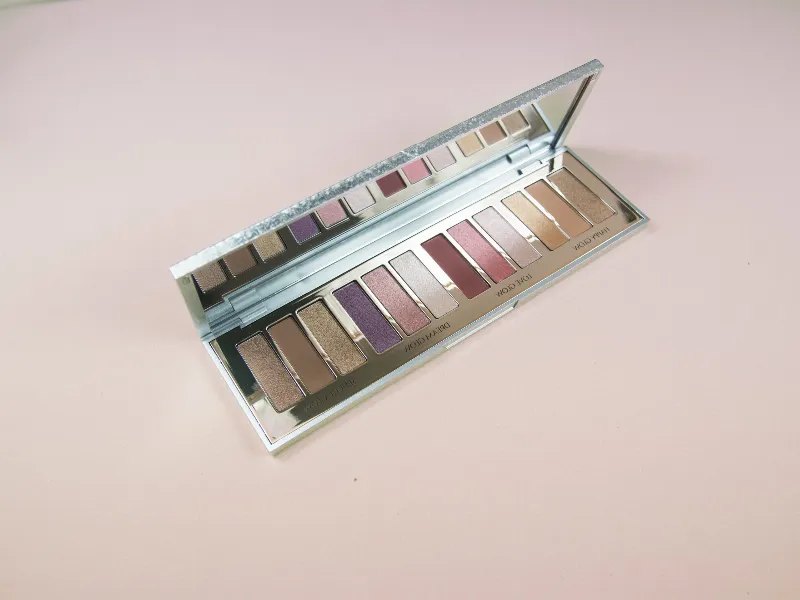 Apuesta por la belleza metálica con tonos lujosos de rosa en tus ojos