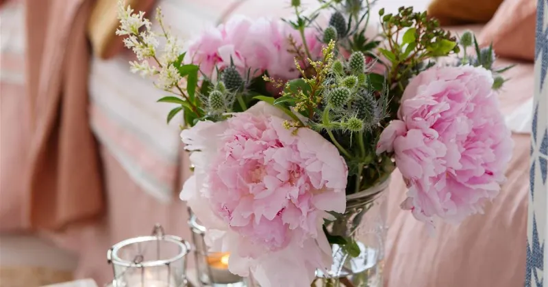 Dale un toque chic a tus decoraciones con tonos metálicos de rosa