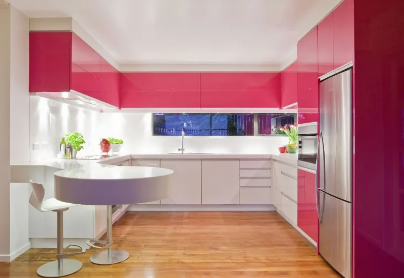 Un toque de fucsia para embellecer una cocina de estilo clásico