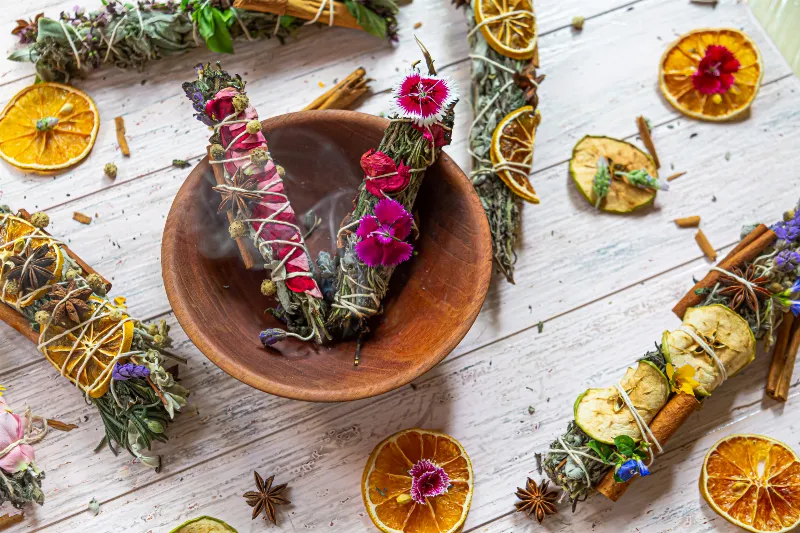 Cómo hacer un incienso de salvia rosa casero