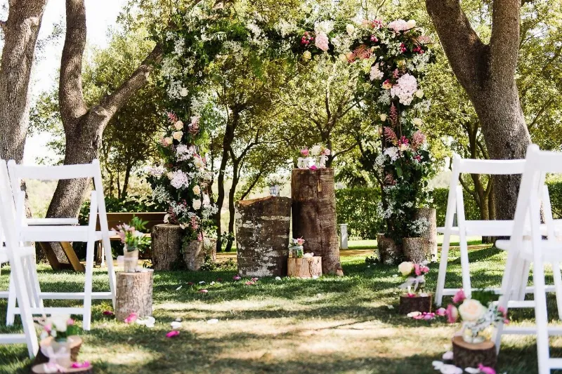 El borgoña en la decoración de una boda vintage