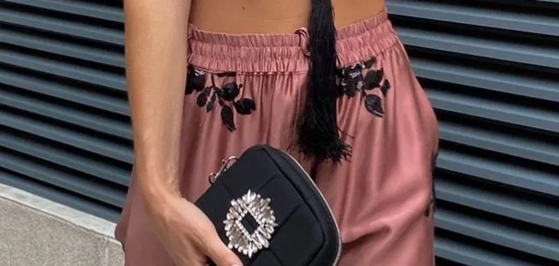 Toda la elegancia del rosa canela en tu look de noche