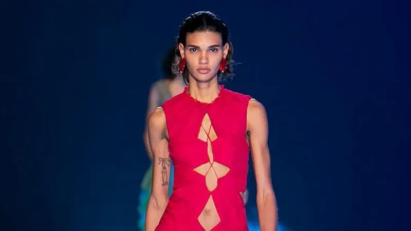 Los mejores complementos en rosa cereza para dar un toque de color a tus outfits